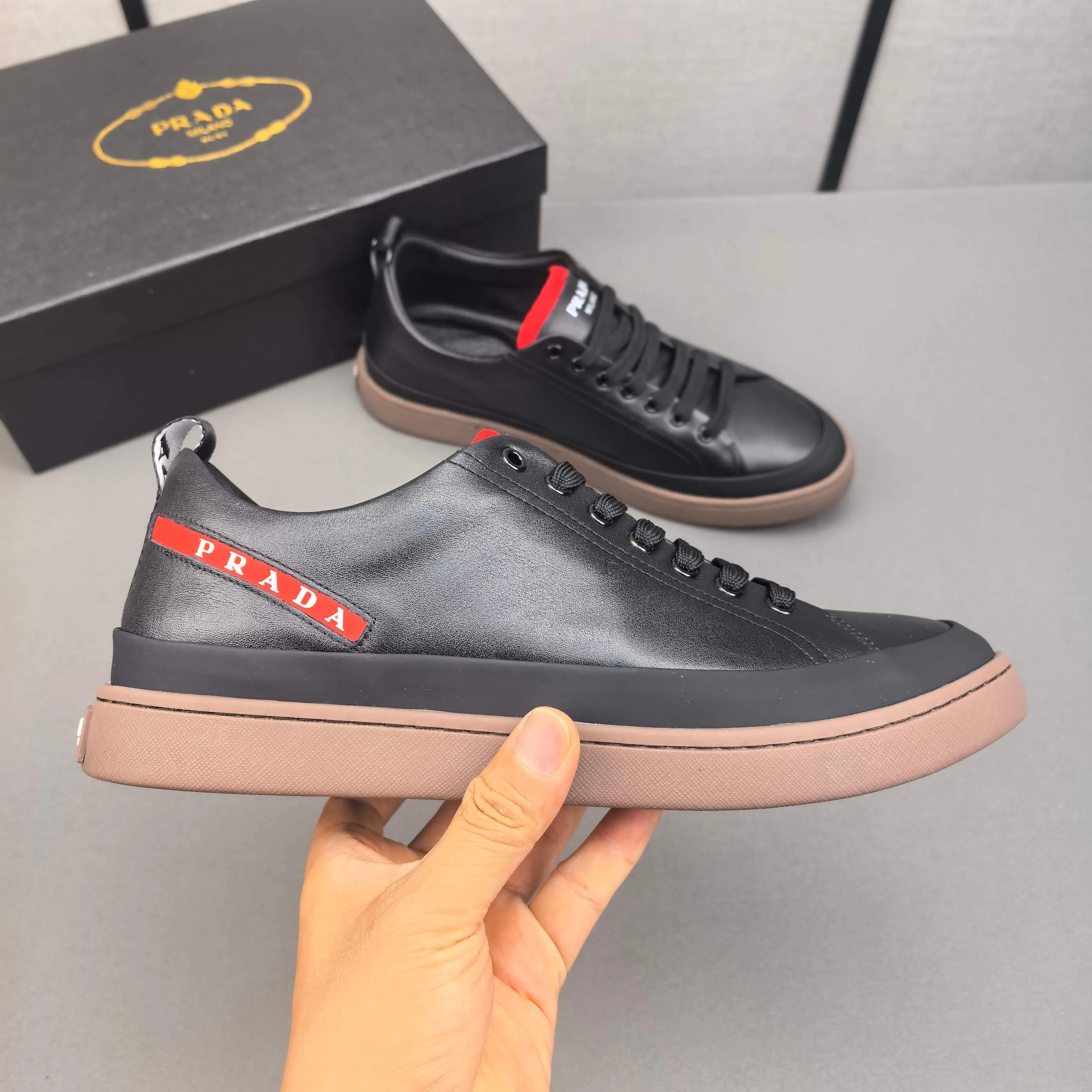 PP400👟👟👟Prada set off the audience! Prada, an international brand that is constantly innovating, this men's casual shoe, the original version, made of cowhide leather at a ratio of one to one at the store, with leather feet and rubber non-slip outsole, breathable and comfortable, quality speaks for itself👄38-44